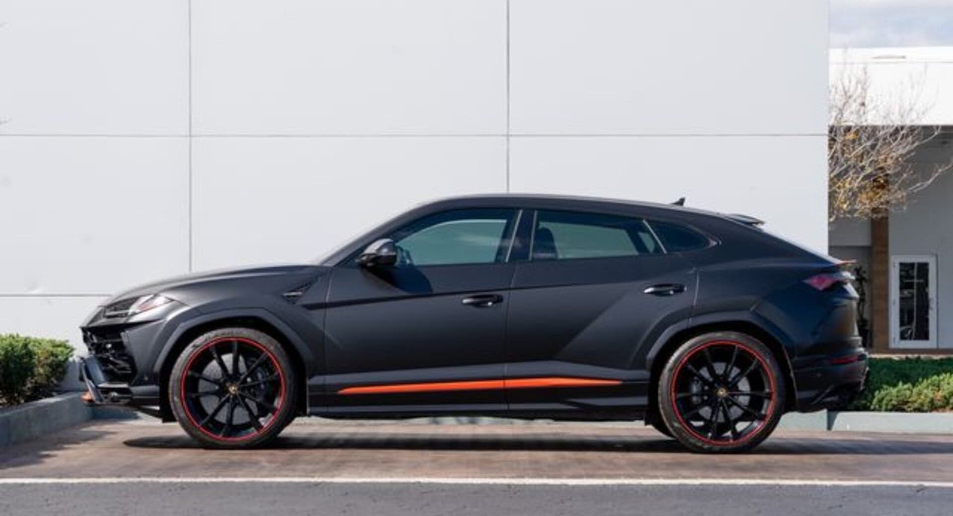 2022 Lamborghini Urus — view 2