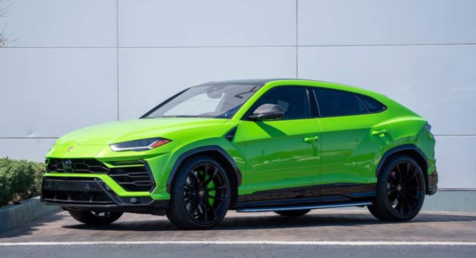 2021 Lamborghini Urus — view 2