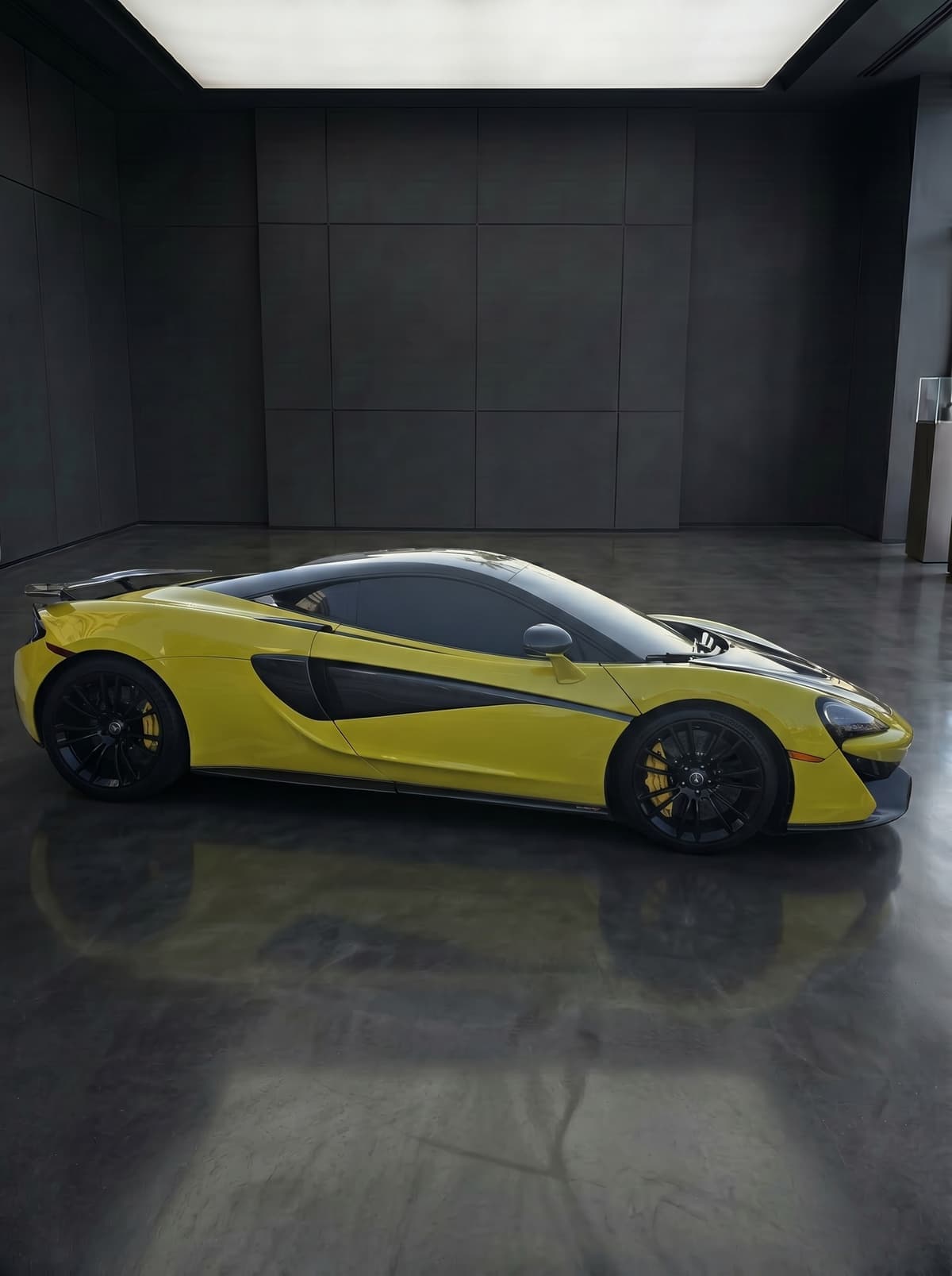 2018 McLaren 570S Coupe — view 2