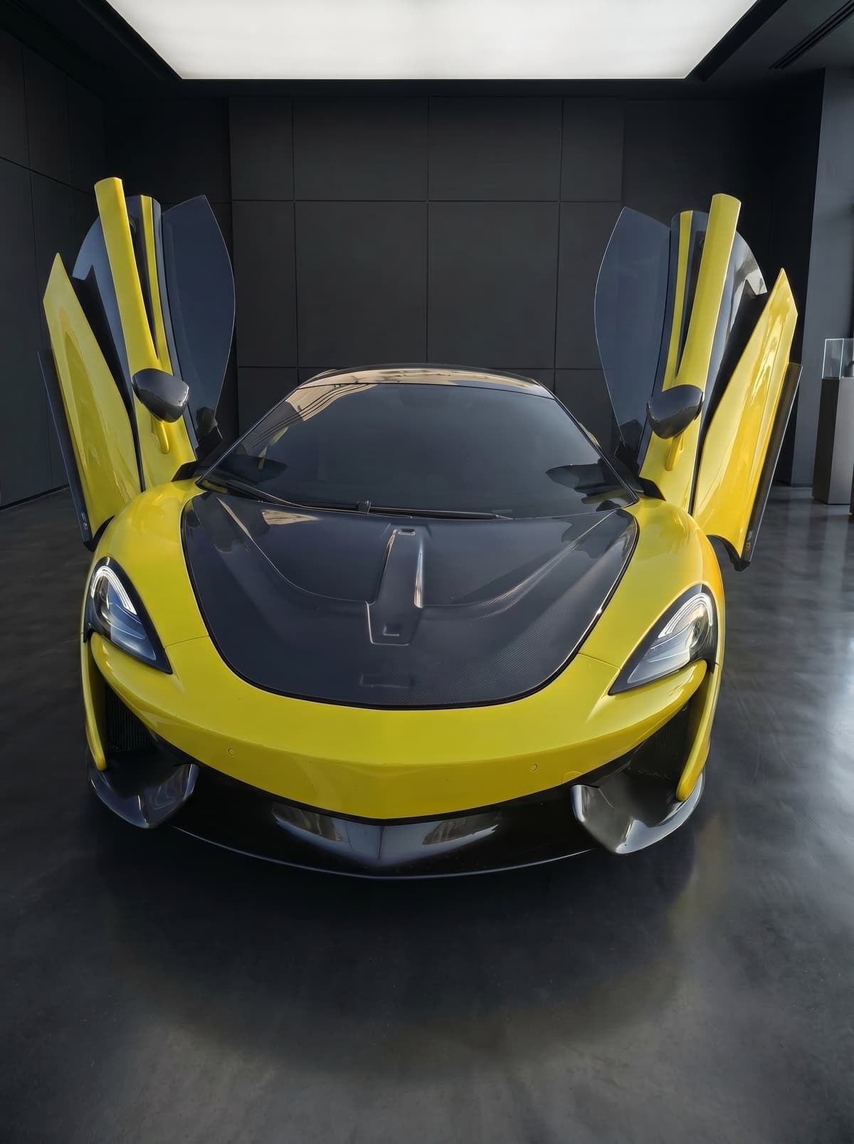 2018 McLaren 570S Coupe — view 4